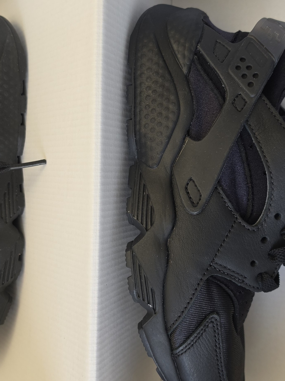 Nike Air Huarache "Triple Black / Anthracite" - Picture 8 of 12